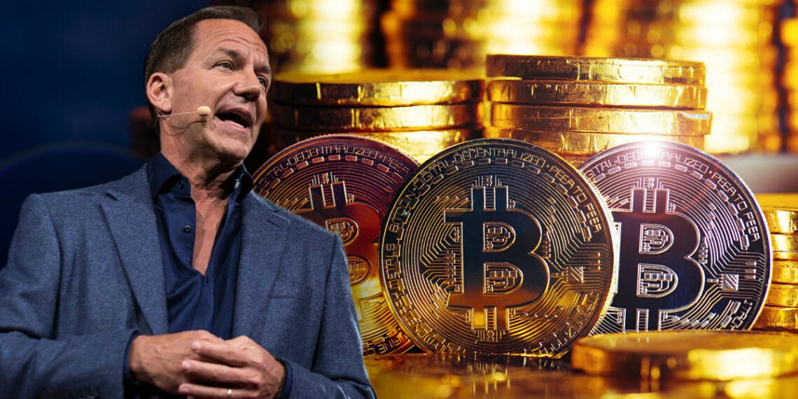 Paul Tudor Jones junto a monedas de bitcoin apiladas