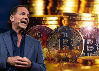 Paul Tudor Jones junto a monedas de bitcoin apiladas