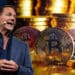 Paul Tudor Jones junto a monedas de bitcoin apiladas