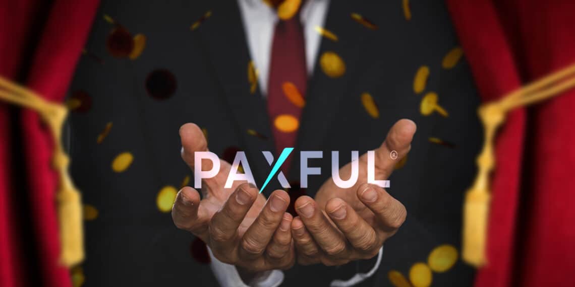 telon cerrandose con persona sosteniendo logo de Paxful con monedas cayendo en el fondo