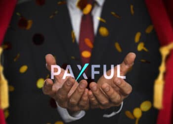 telon cerrandose con persona sosteniendo logo de Paxful con monedas cayendo en el fondo