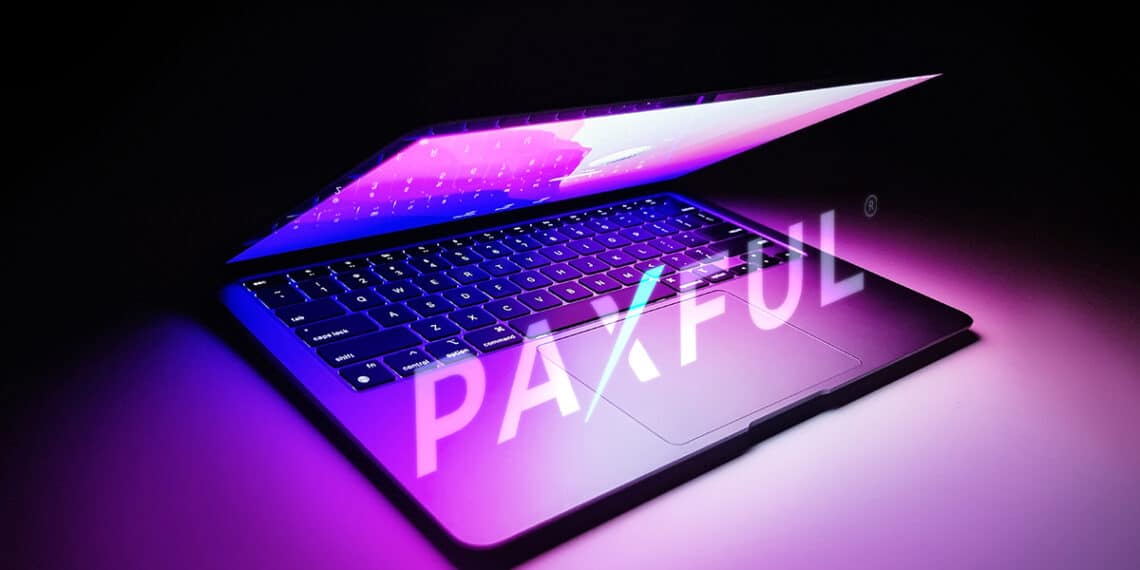 laptop encendiendose con logo de paxful