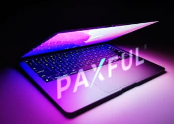 laptop encendiendose con logo de paxful