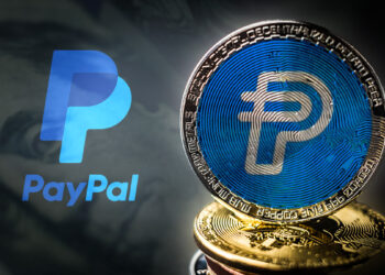 moneda con logo de PayUSD junto a logo de paypal y billete de dolar en el fondo