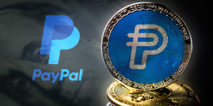 moneda con logo de PayUSD junto a logo de paypal y billete de dolar en el fondo