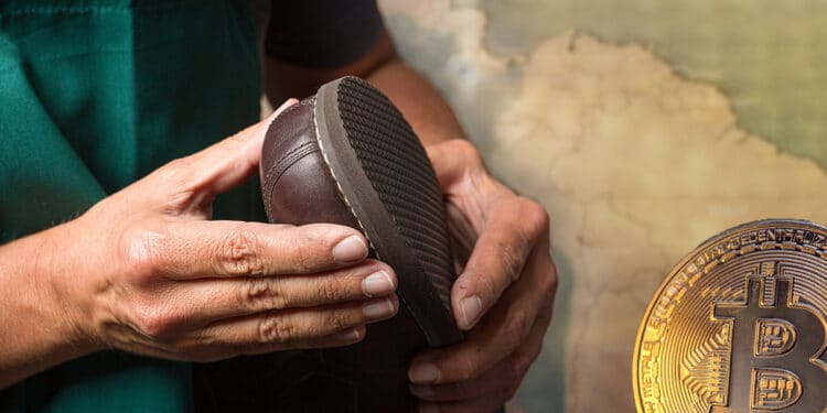 hombre sosteniendo zapato junto a moneda de bitcoin con mapa de latinoamérica en el fondo