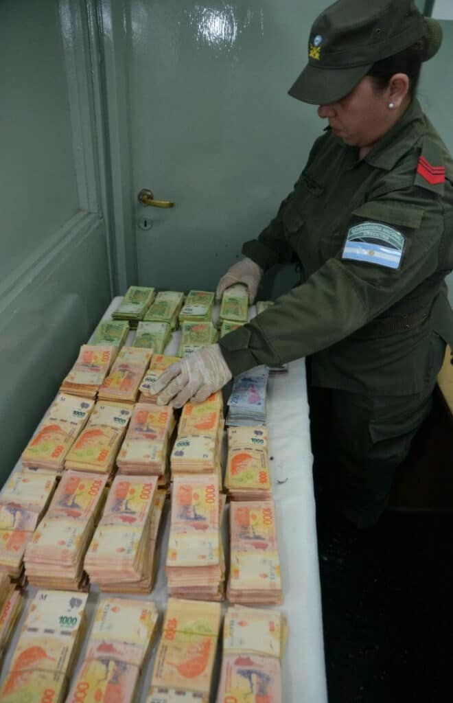 Pesos argentinos confiscados.