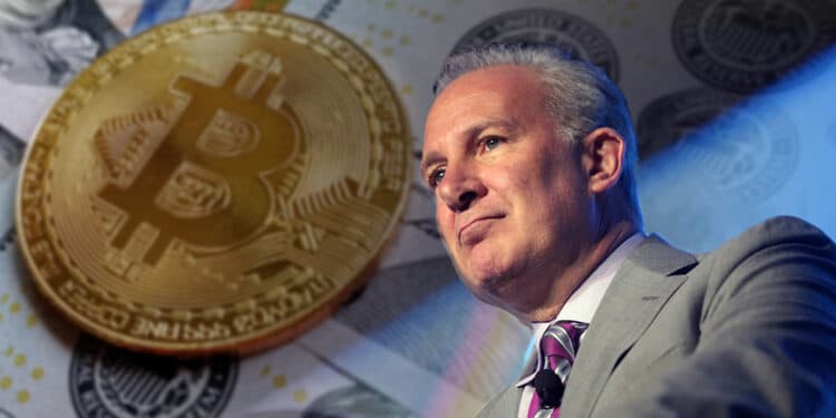 Peters Schiff con moneda de bitcoin sobre billetes de dólares en el fondo