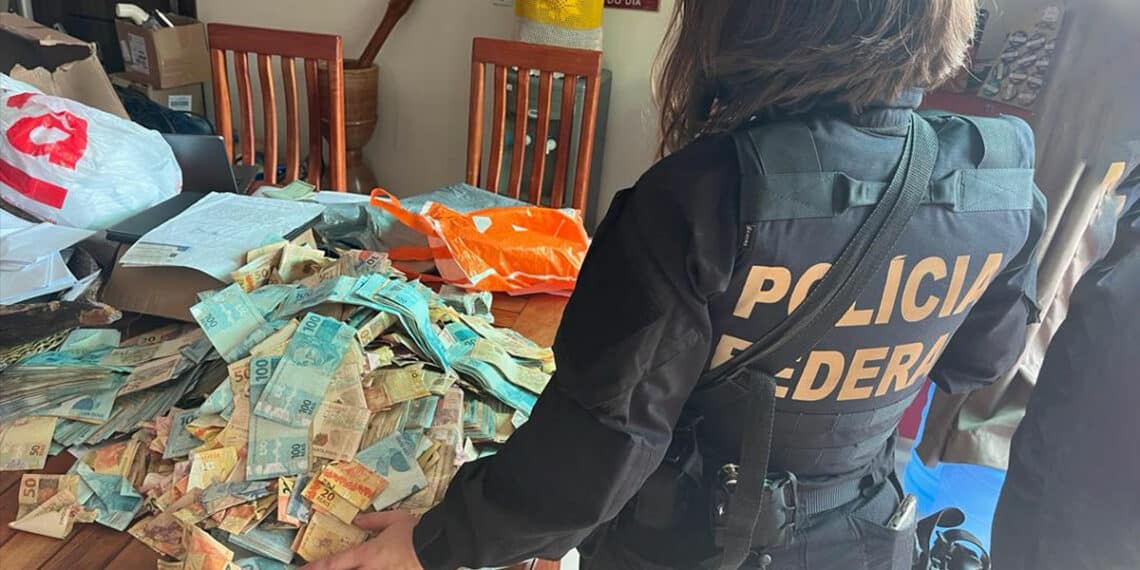 miembro de la policía Federal junto a mesa con dinero