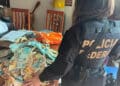 miembro de la policía Federal junto a mesa con dinero