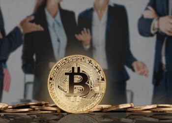 moneda de bitcoin con politicos y reguladores discutiendo en el fondo