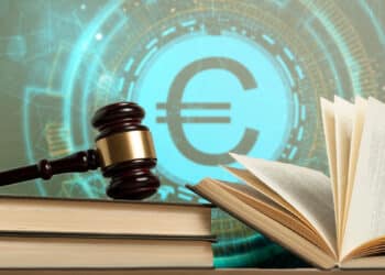 escritorio legal con martillo de juez y libros de regulaciones con euro digital en el fondo