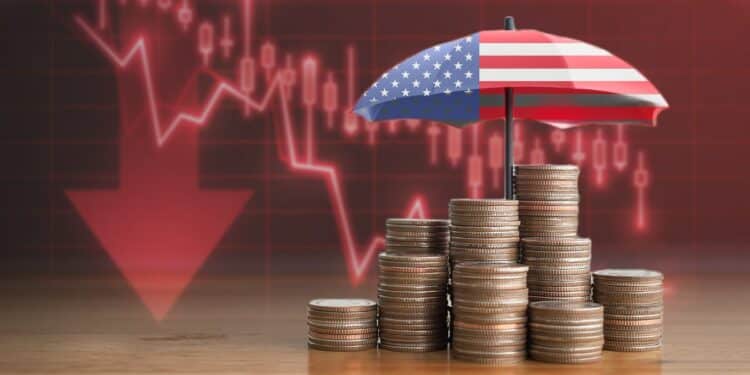monedas apiladas protegidas por paraguas con bandera de estados unidos y grafico bajista en el fondo