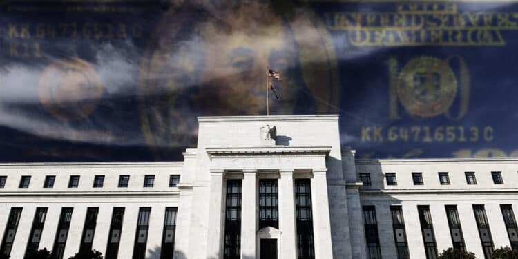 edificio de la Reserva Federal de los Estados Unidos con cielo oscuro y billete de dolar en el fondo