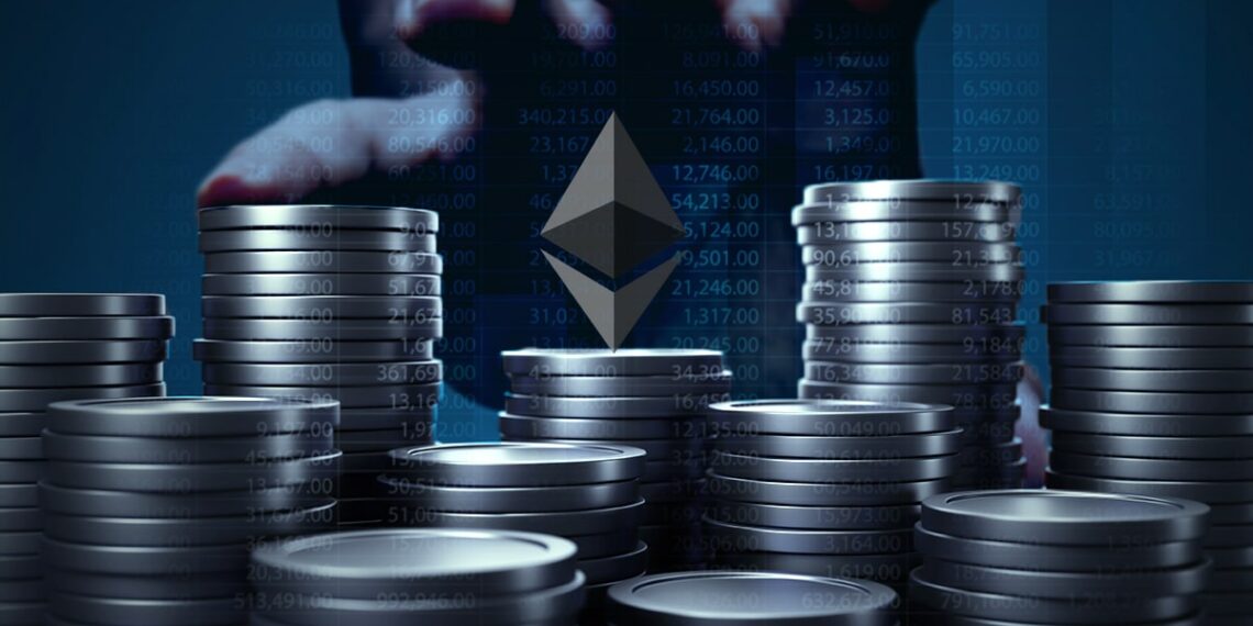 logo de ethereum sobre monedas apiladas con mano acercandose desde el fondo