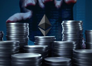 logo de ethereum sobre monedas apiladas con mano acercandose desde el fondo