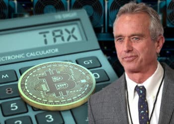 Robert Kennedy Jr. junto a moneda de bitcoin sobre calculadora calculando impuestos con equipos de minería en el fondo