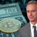 Robert Kennedy Jr. junto a moneda de bitcoin sobre calculadora calculando impuestos con equipos de minería en el fondo