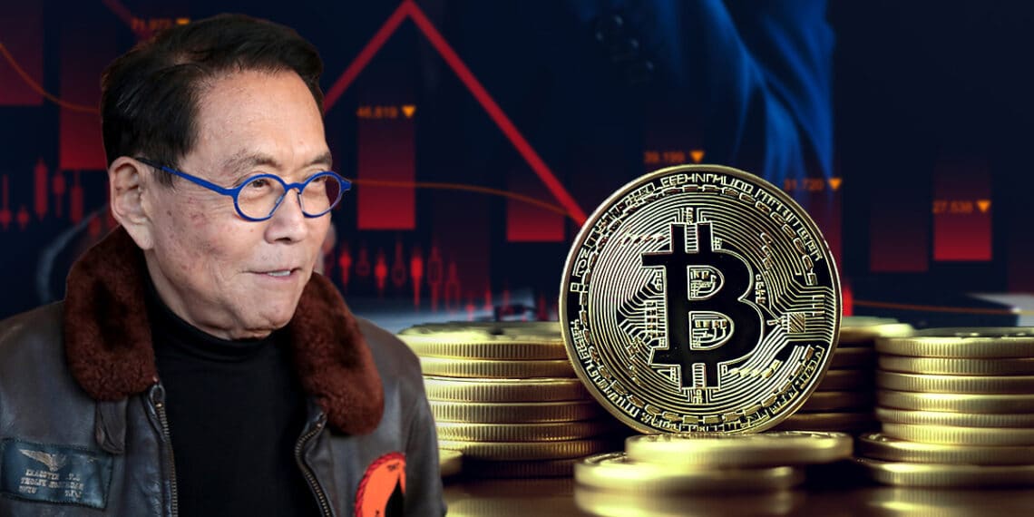 Robert Kiyosaki observando moneda de bitcoin entre monedas apiladas con grafico decreciente en el fondo