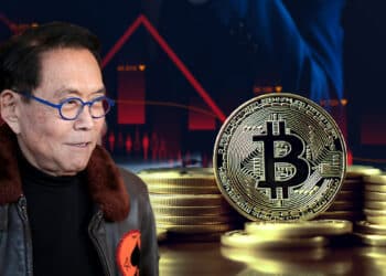 Robert Kiyosaki observando moneda de bitcoin entre monedas apiladas con grafico decreciente en el fondo