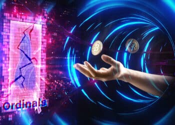 mano enviando monedas de bitcoin en red digital con NFT Ordinal fracturado en la red
