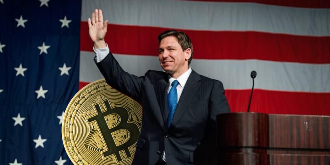 Ron de Santis en campaña política con moneda de bitcoin detrás