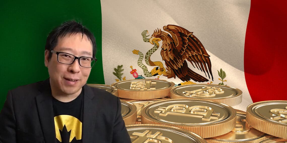 Samson Mow con monedas de bitcoin y bandera de méxico en el fondo