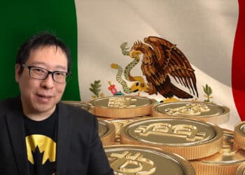 Samson Mow con monedas de bitcoin y bandera de méxico en el fondo