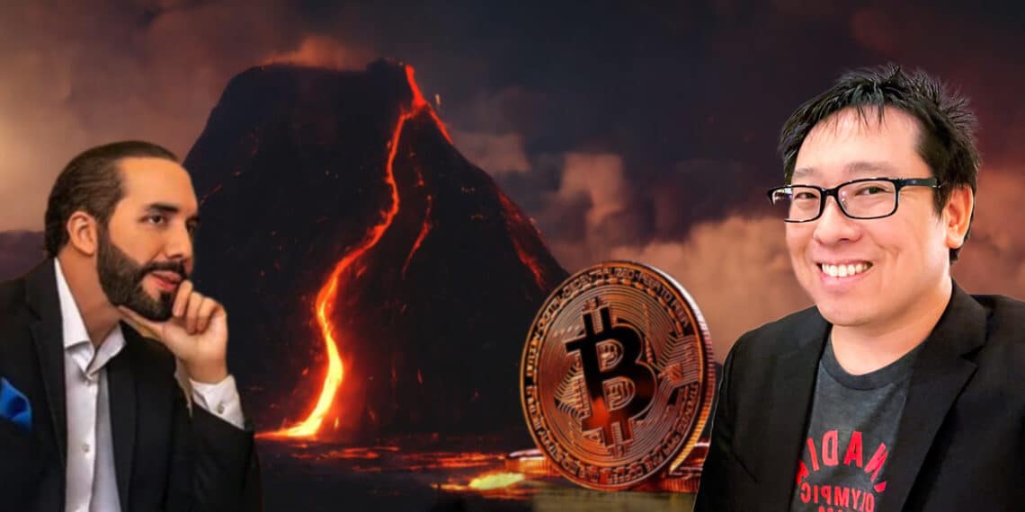 Samson Mow con Nayib Bukele observadno moneda de bitcoin y volcan en el fondo