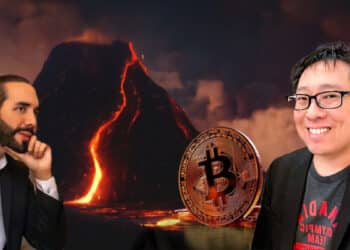 Samson Mow con Nayib Bukele observadno moneda de bitcoin y volcan en el fondo