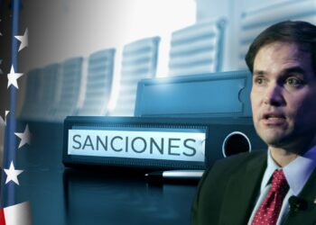 Senador de los Estados Unidos, Marco Rubio con carpetas de archivos de sanciones junto a badera de los Estados Unidos