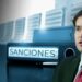 Senador de los Estados Unidos, Marco Rubio con carpetas de archivos de sanciones junto a badera de los Estados Unidos