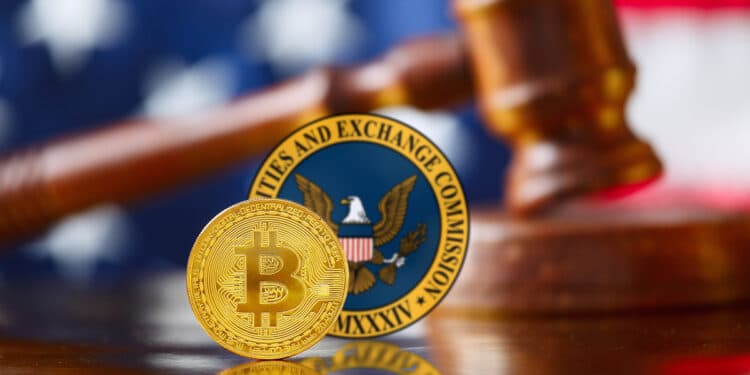 moneda de bitcoin sobre escritorio con logo de la SEC, martillo de juez y bandera de los Estados Unidos en el fondo