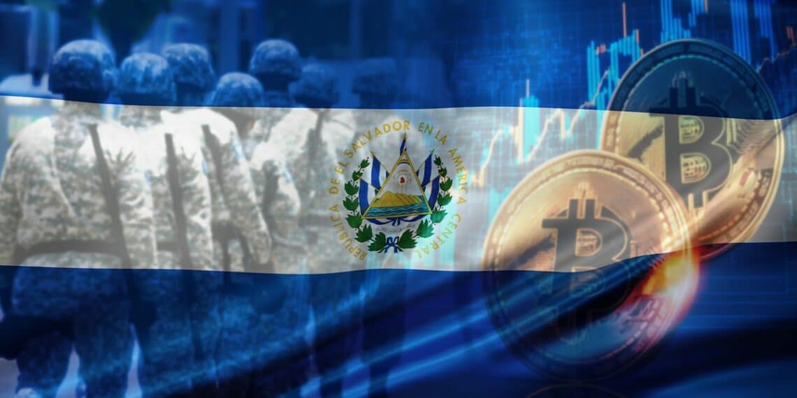 bandera de El Salvador con monedas de bitcoin junto a guardias de seguridad en el fondo