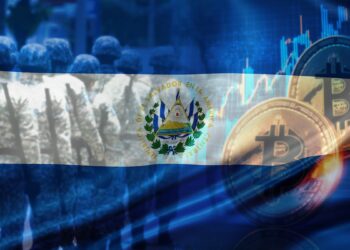 bandera de El Salvador con monedas de bitcoin junto a guardias de seguridad en el fondo