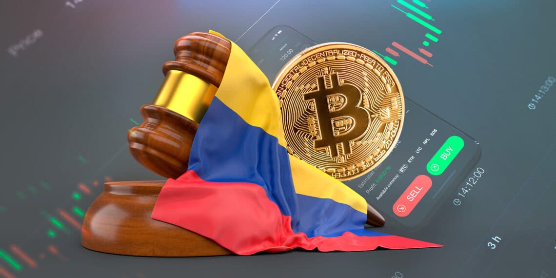 Martillo de ley junto a bitcoin y bandera de Colombia. De fondo un exchange.