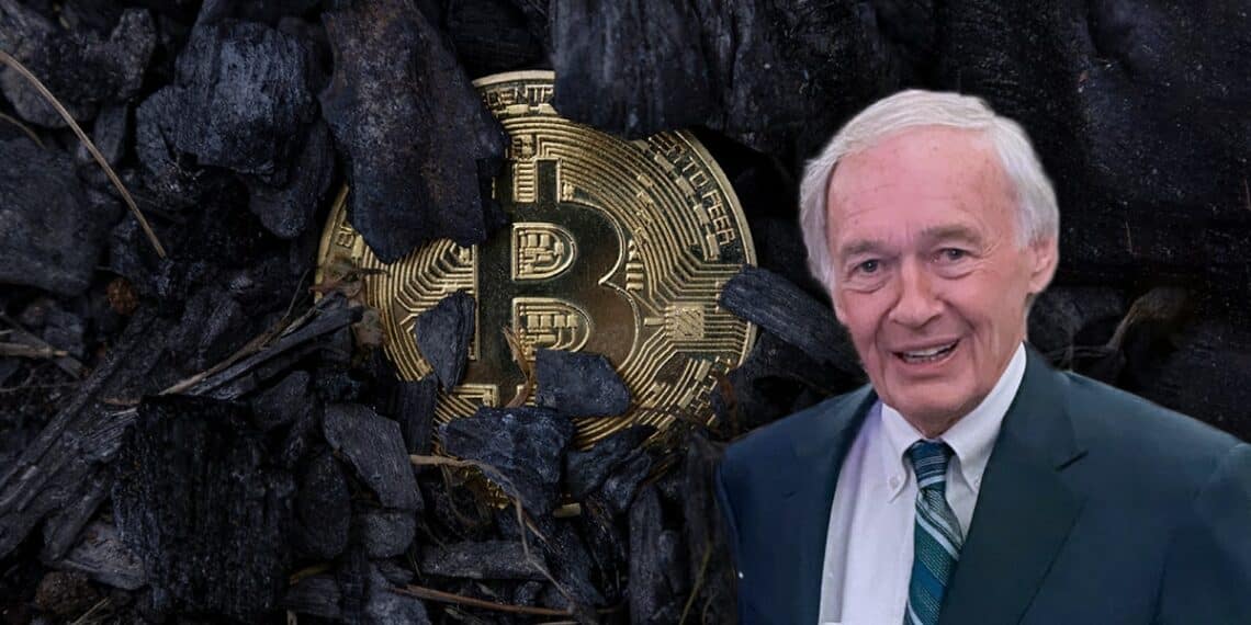 Senador Ed Markey con moneda de bitcoin entre carbones en el fondo