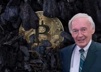 Senador Ed Markey con moneda de bitcoin entre carbones en el fondo