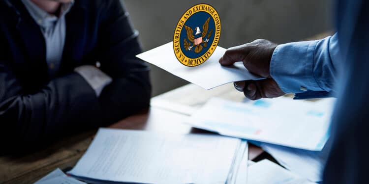 persona entregando documento con logo de la SEC a persona sentada en mesa con documentos apilados