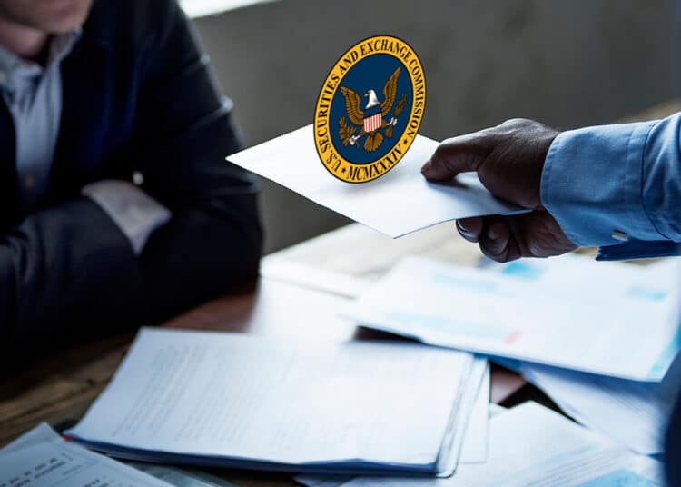 persona entregando documento con logo de la SEC a persona sentada en mesa con documentos apilados