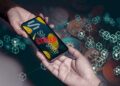 avise de cierre sobre pantalla de telefocno movil con logo de Silvergate y monedas transfiriendose, con red y criptomonedas en el fondo
