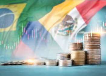 Banderas de Brasil, Colombia y México junto a monedas stablecoins.