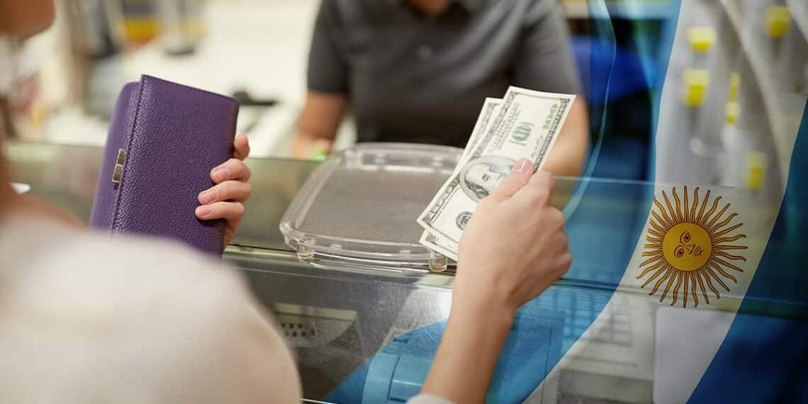 mujer pagando con billetes de dólares en tienda con bandera de argentina superpuesta