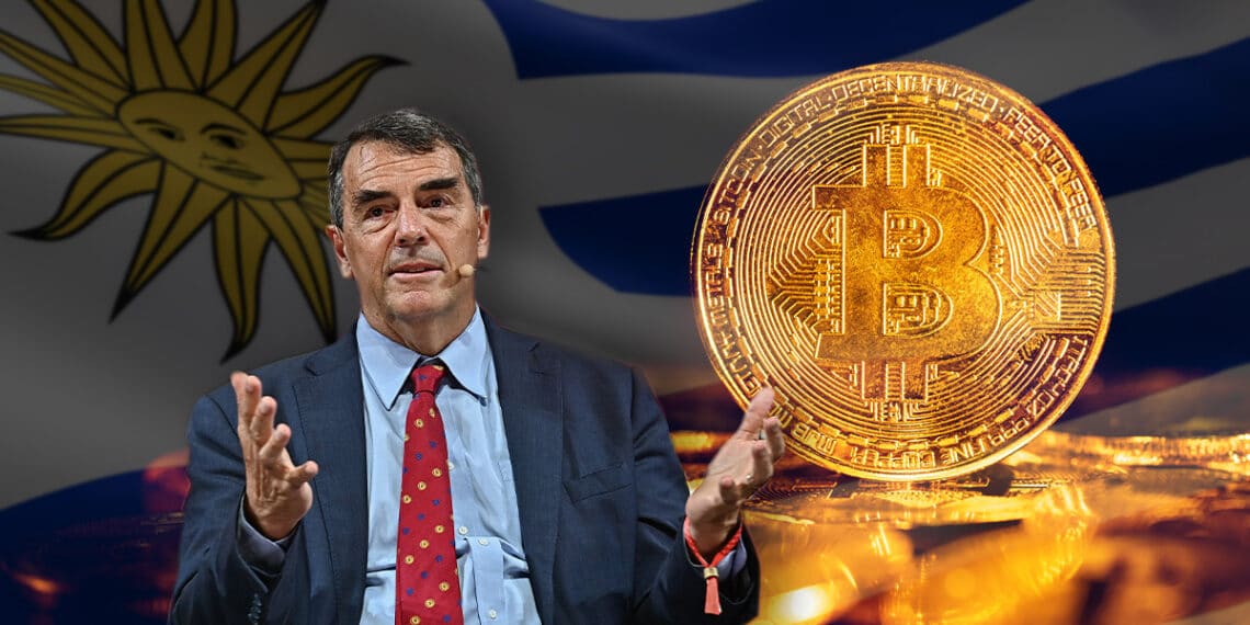 Tim Draper junto a moneda de bitcoin con bandera de Uruguay en el fondo