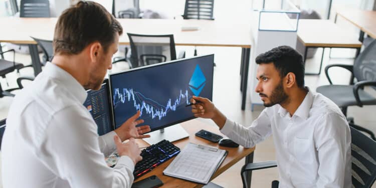 Traders analizando gráfico de precio de ethereum.