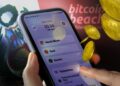 bitcoin beach wallet en pantalla de telefono movil con monedas de bitcoin saliendo y bandera de Perú y logo de Bitcoin Beach en el fondo