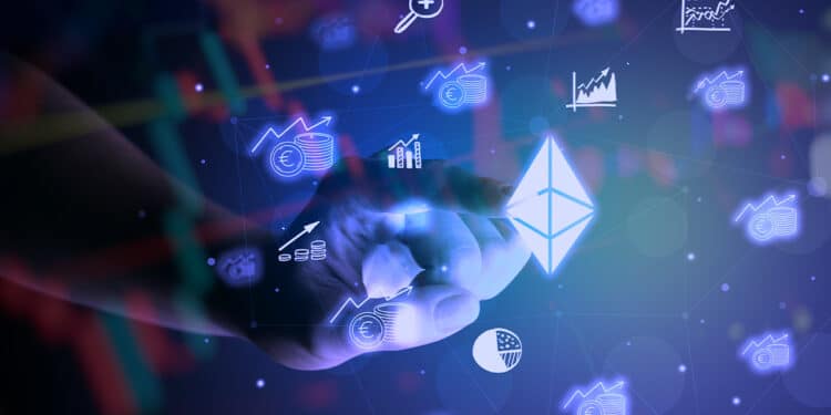 mano seleccionando logo de ethereum entre signos de inversión con grafico de precio reflejado
