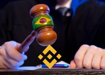 juez sosteniendo martillo con bandera de Brasil sobre logo de Binance