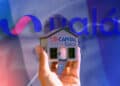 mano sostiene modelo de casa con logo de ABC Capital banco con banderas de México y logo de Ualá en el fondo