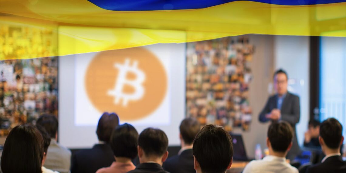 personas viendo clases sobre bitcoin en sala de conferencias con bandera de ucrania superpuesta